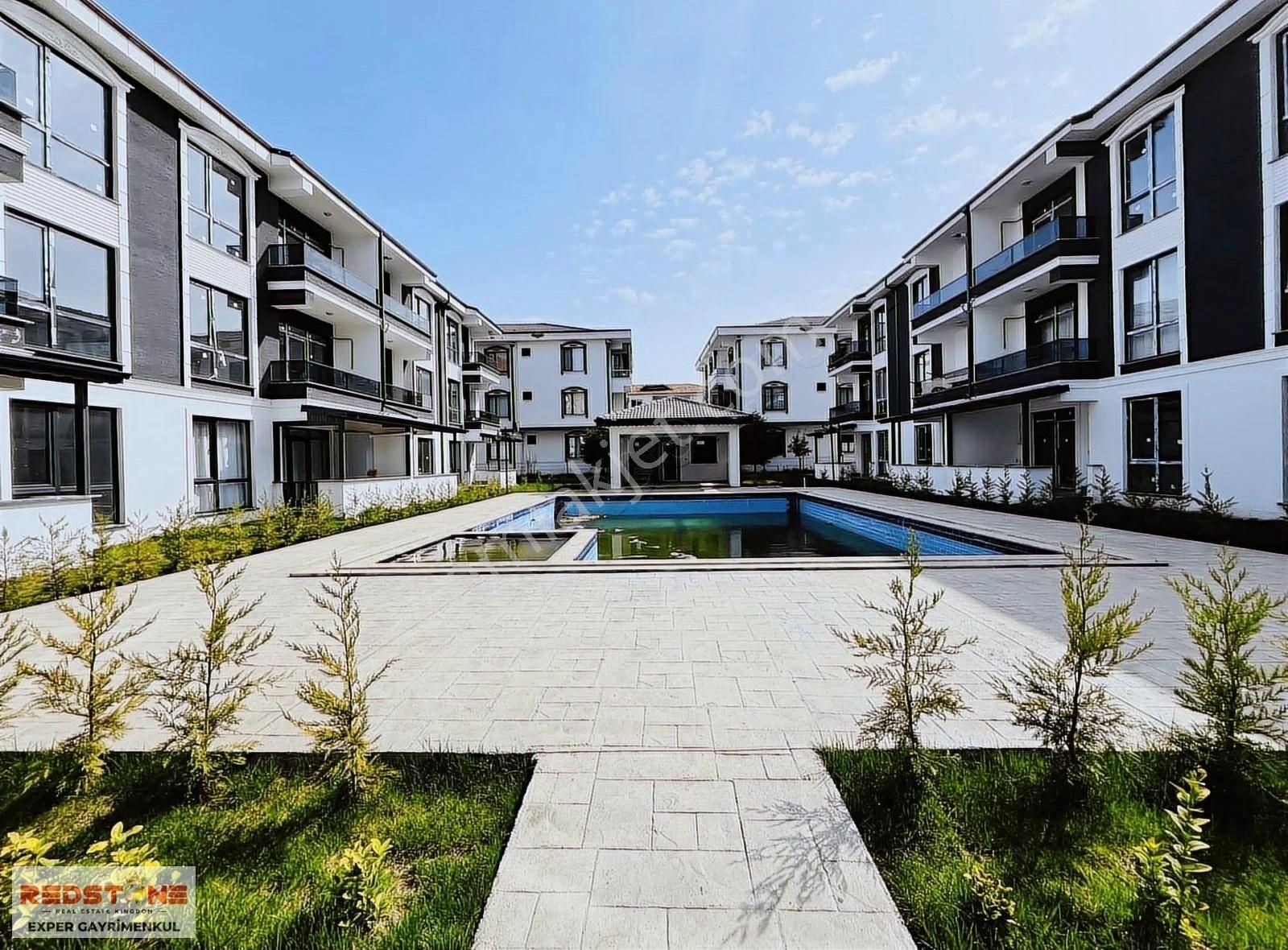 Havuzlu Sitede Mutfak Ayrı, Verandalı, Kombili Sıfır 2+1 Yazlık