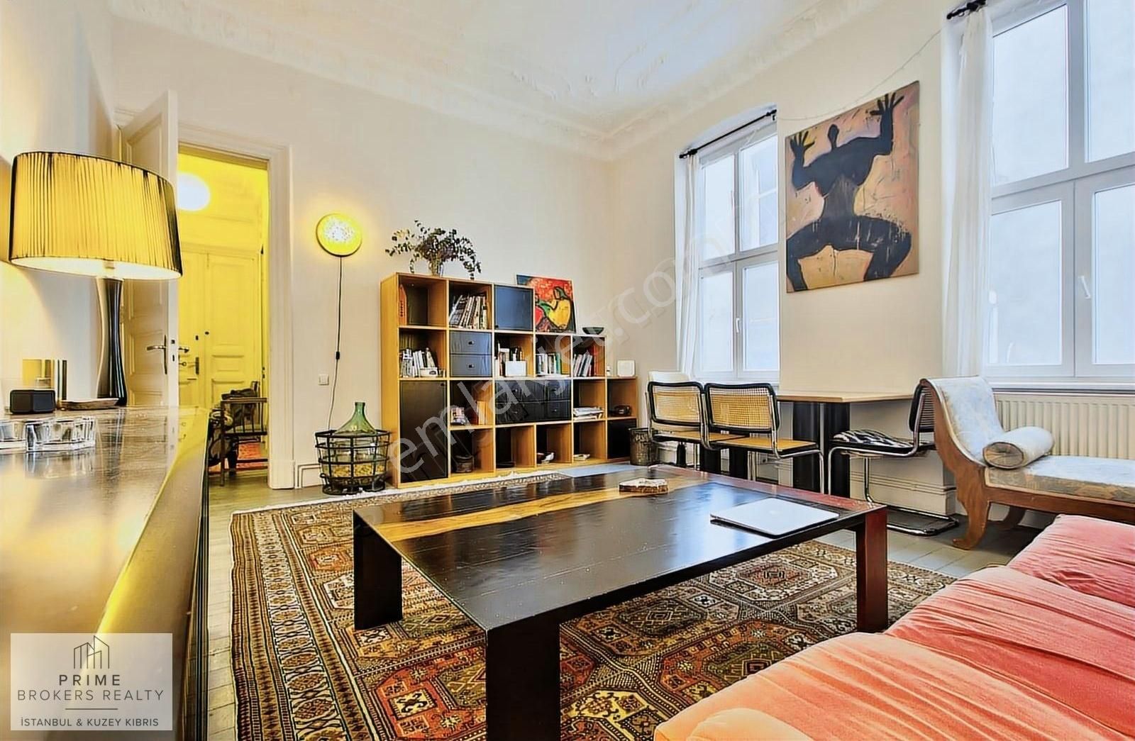 Tarihi Hamson Apartmanı'nda Prestijli Yaşam: Kiracısız 2+1 Daire