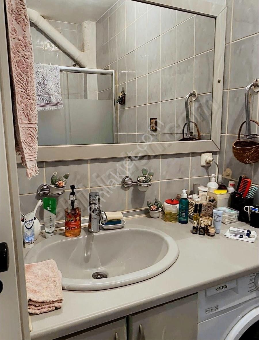Sarıyer Büyükdere'de Caddeye Yakın Kiralık Köşe Daire