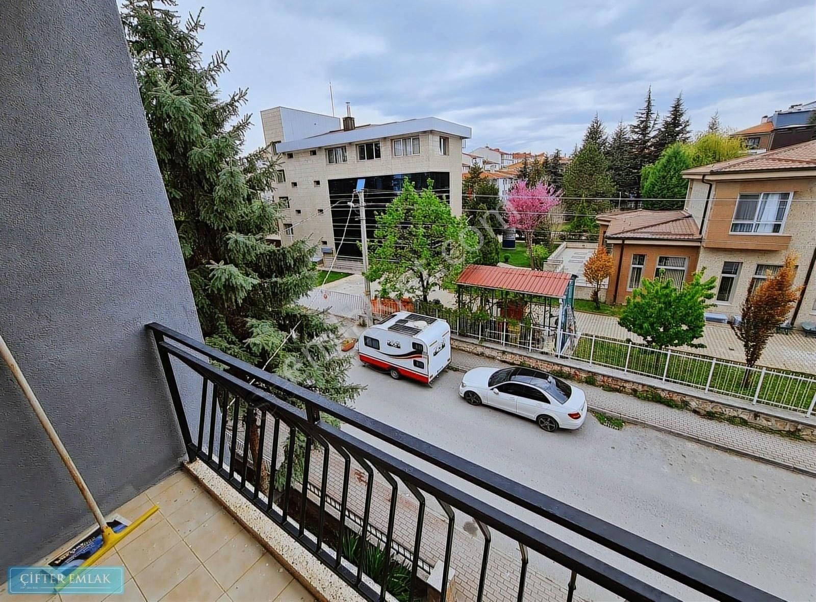 Ali Çifter'den Kırmızıtoprak'ta Önü Açık Ferah Kiralık 3+1 Daire