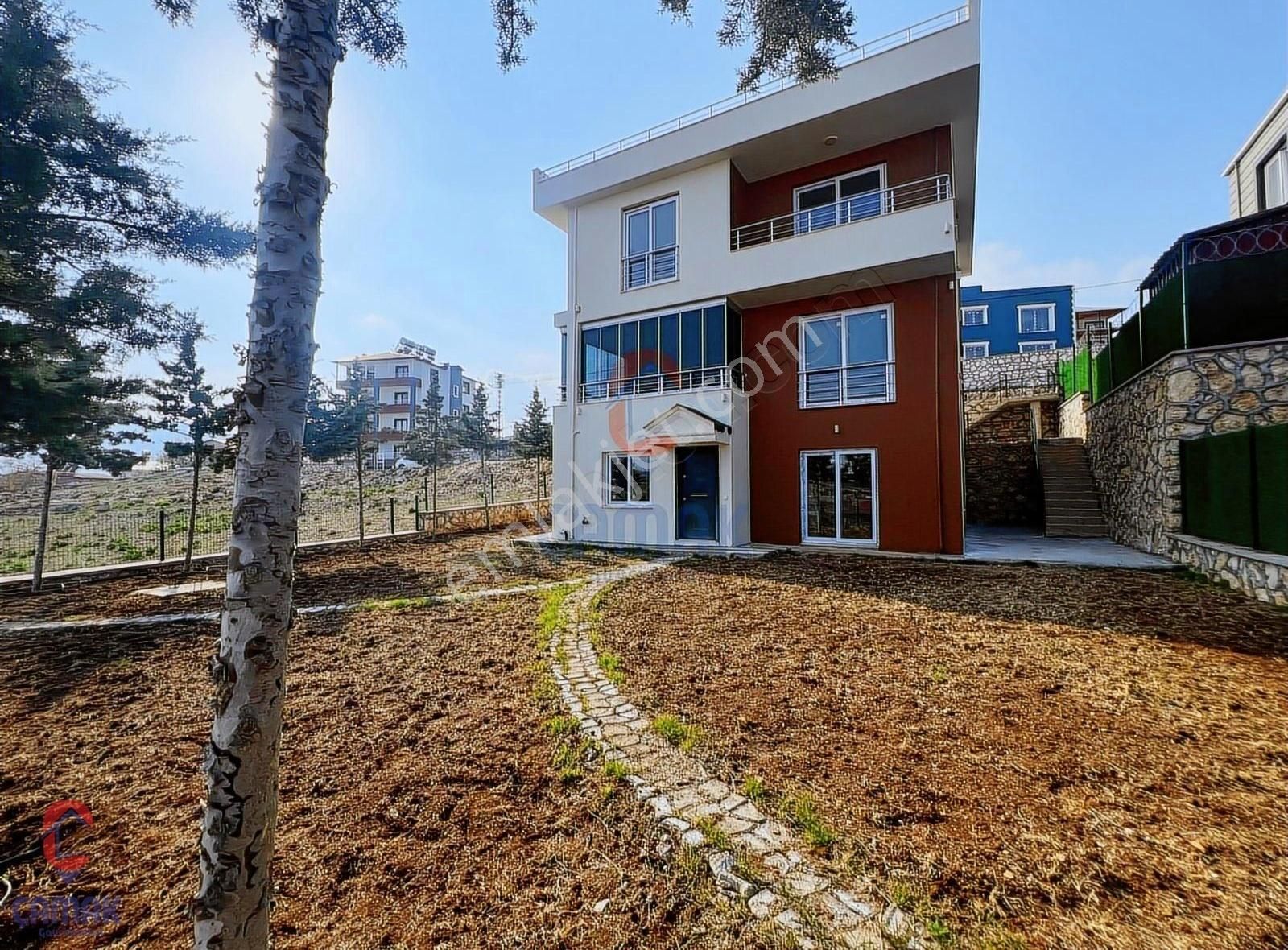 Çamak Gayrimenkul'den Deniz Manzaralı 7+1 Triplex Satılık Villa