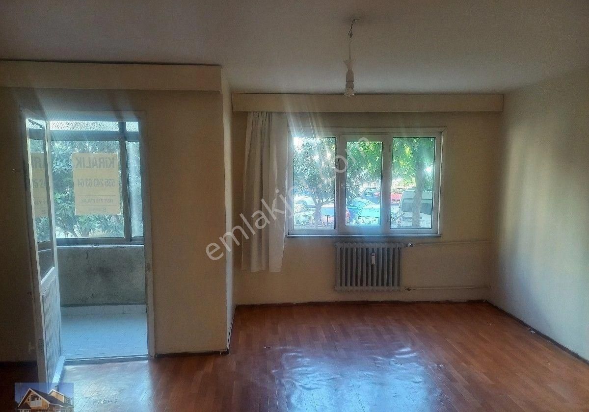 Kozyatağı Belediye Bloklarında 2+1 75m2 1 İnci Kat Satılık Daire