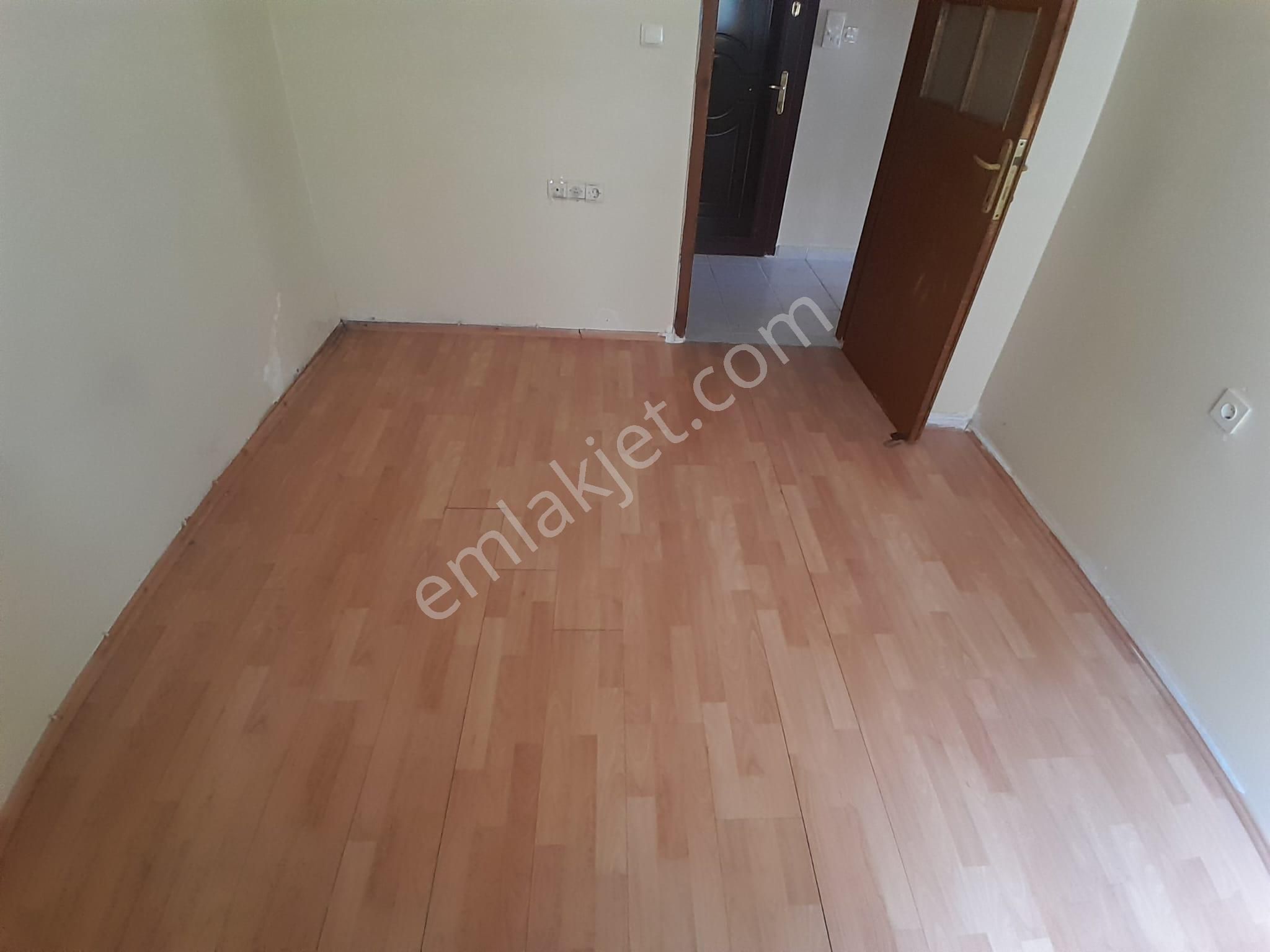 İncirli De Cadde Üzerinde 2+1 Klasik Yapılı Daire