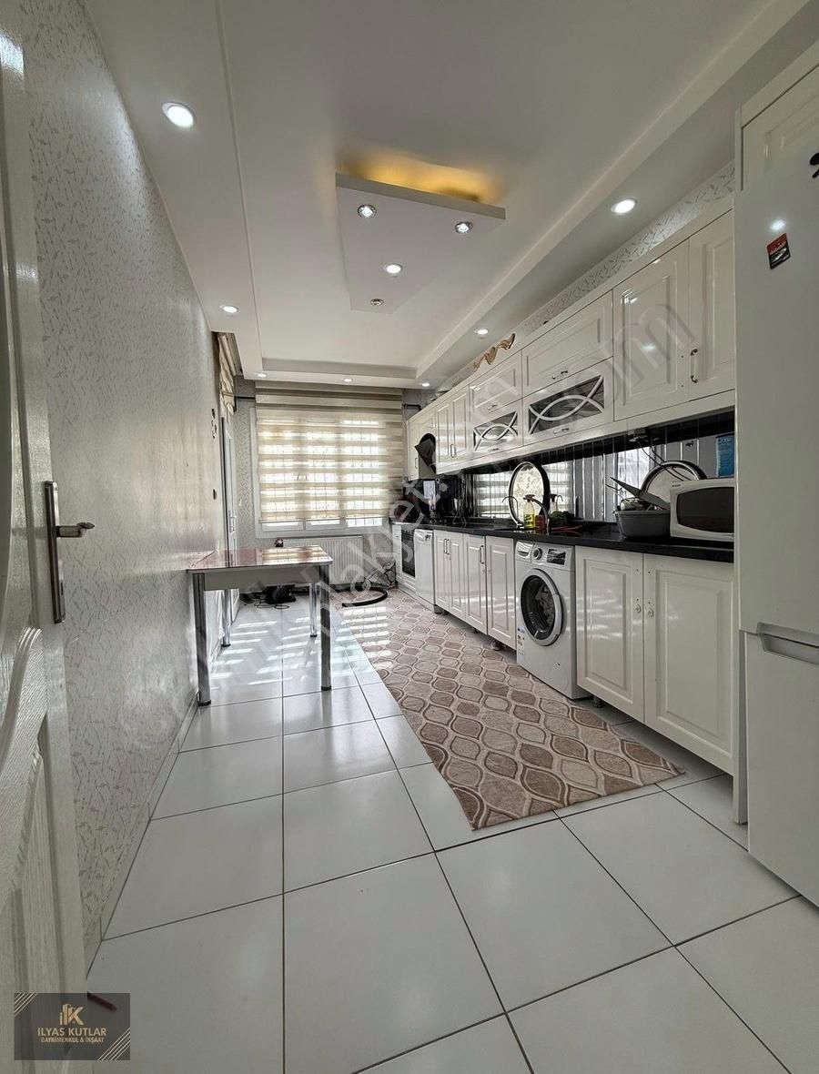 Deniz Mahallesinde Satılık 3+1 160m2 Ara Kat Kattan Bölmedaire