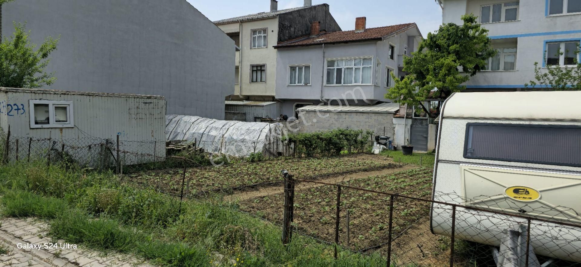 Safiremlaktan Akhisarda Merkezi Konumda Satılık Arsa