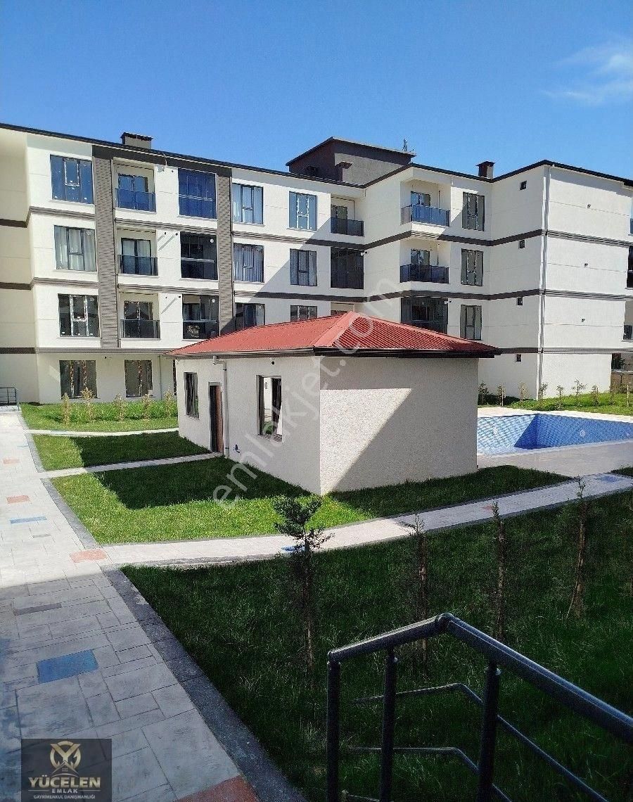Yücelen Emlaktan Site İçi- Yüzme Havuzlu -kapalı Otoparklı- Satılık 1+1 Daire