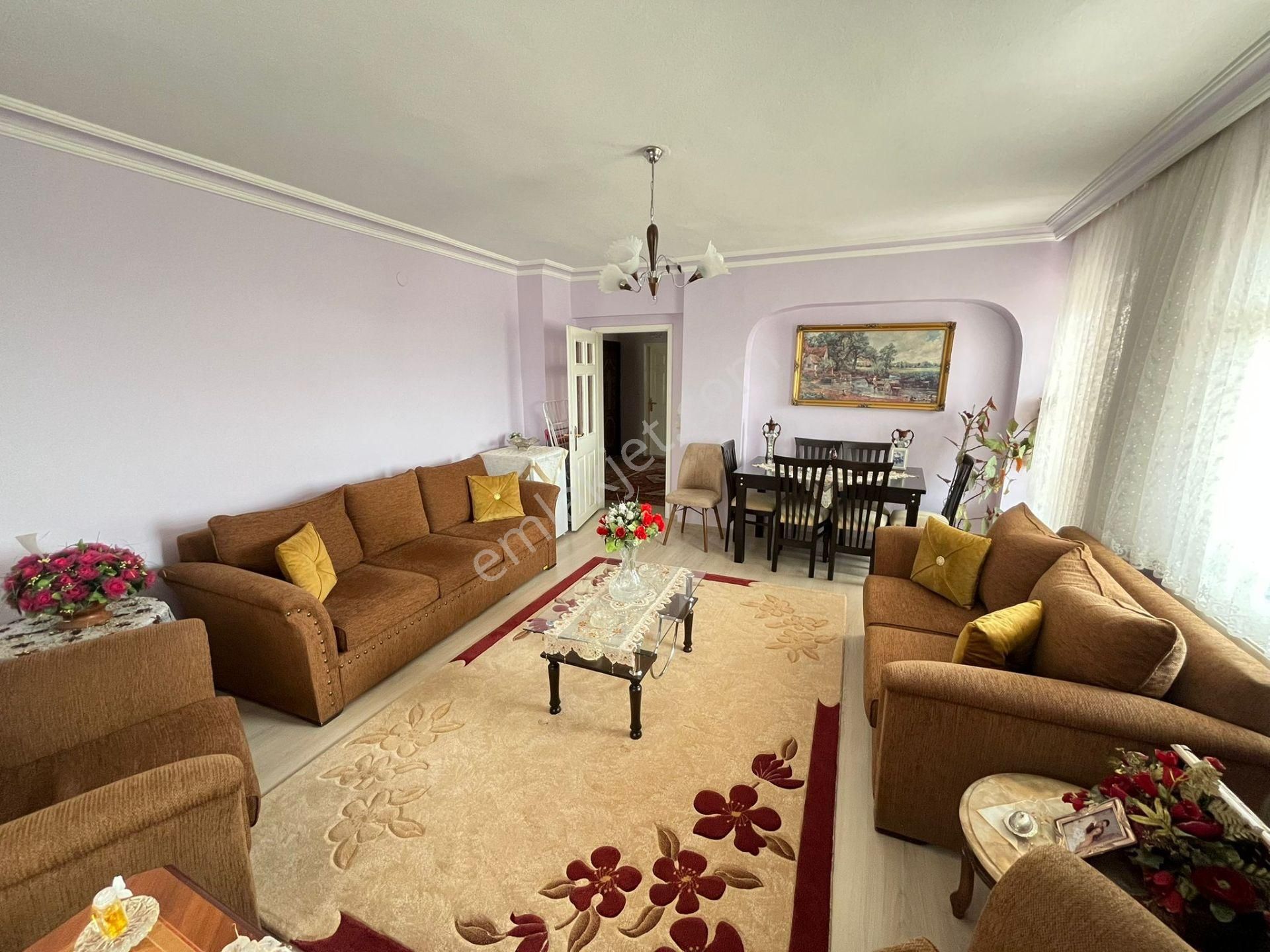 Mülk Emlak Ofisinden 3+1 Cadde Üzeri Ön Cephe 120 M2 Emsalsiz Fiyatlı Daire