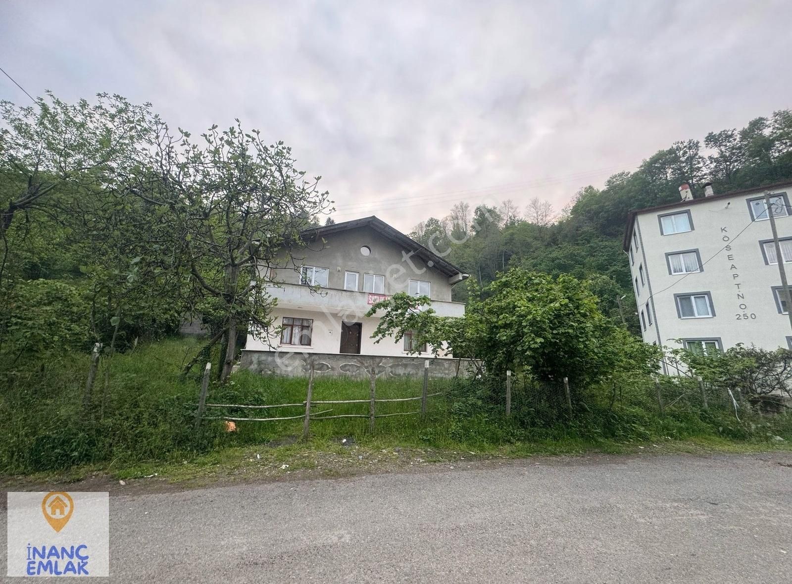 İnanç Emlaktan Çaykarada İçinde Ev Olan 2,5 Dönüm Satılık Arsa