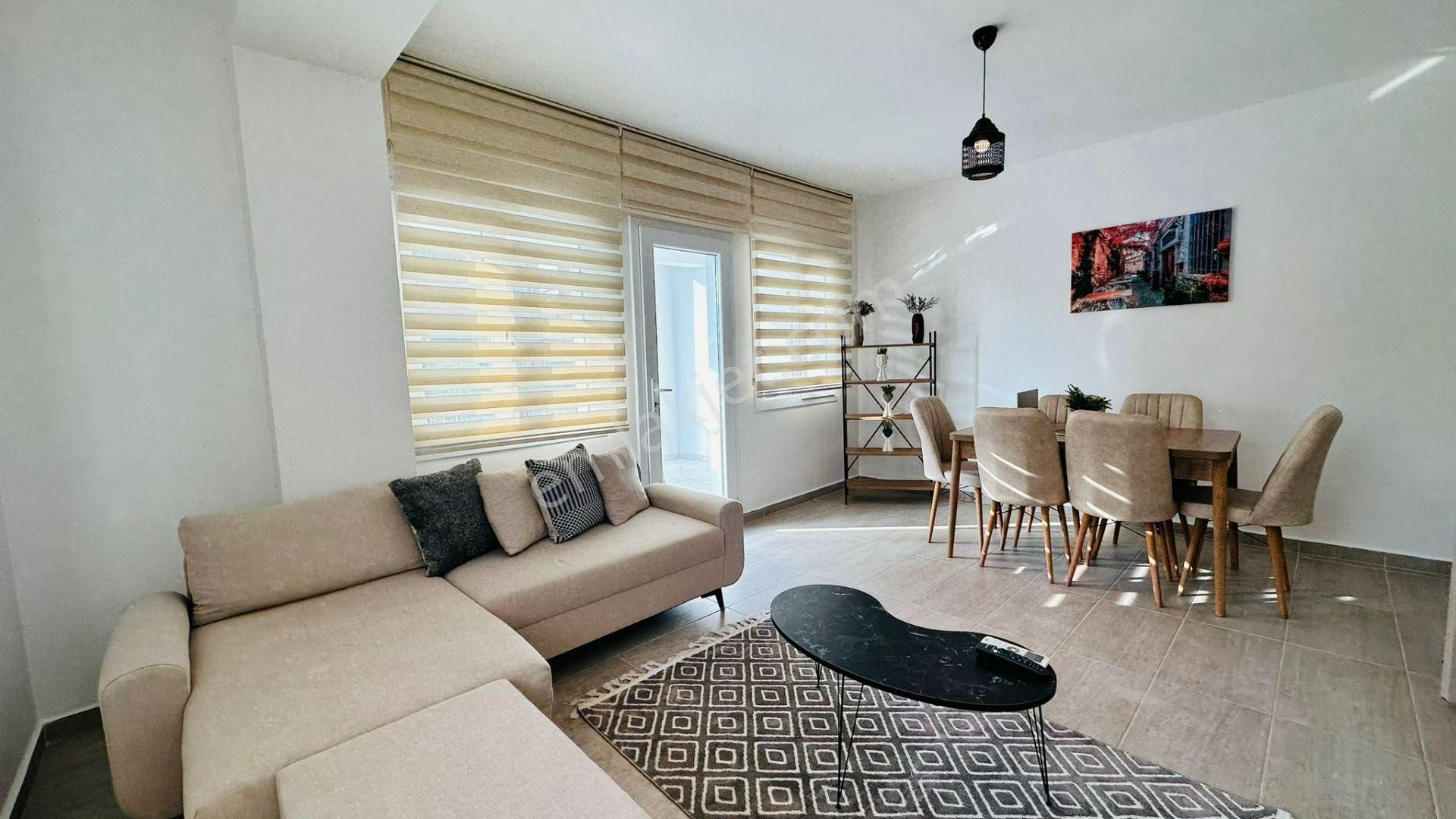 Kuşadası Kadınlar Denizi'nde Plaja 50 Metre Mesafede 2+1 Geniş Ferah Daire