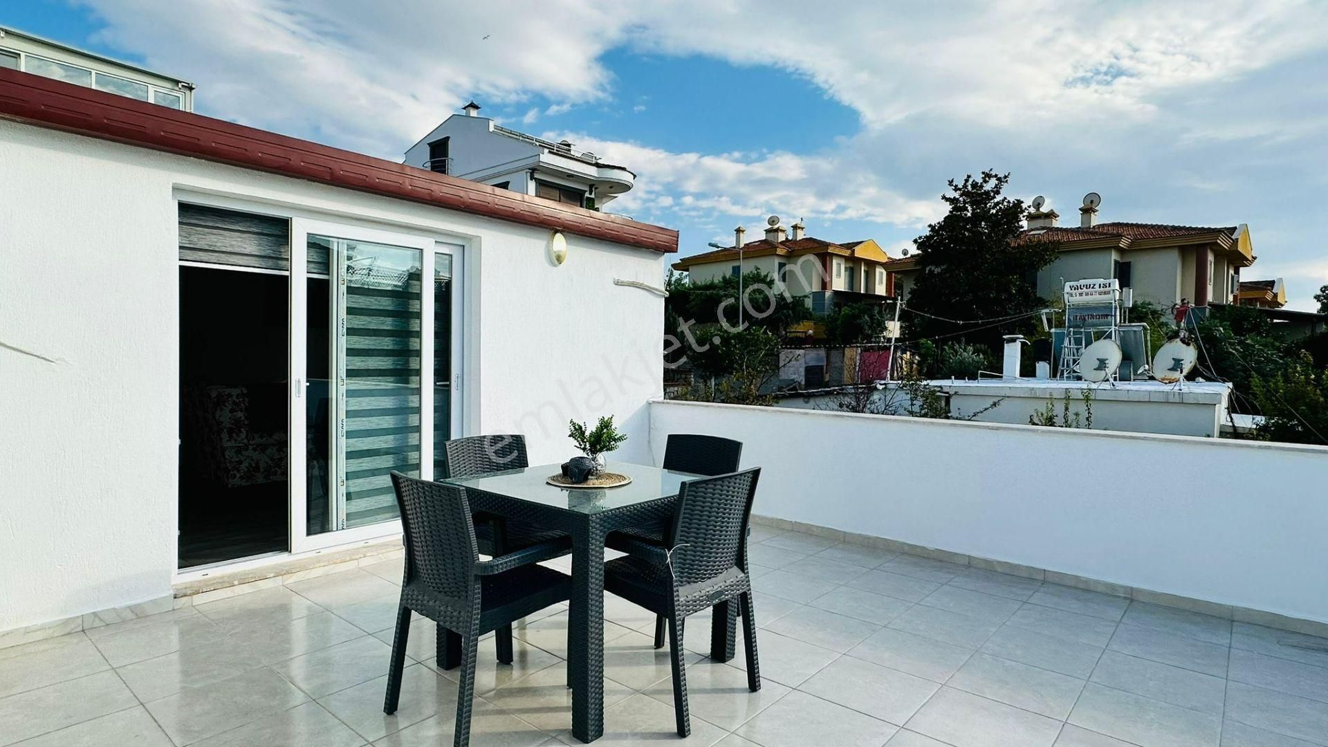 Kuşadası Kadınlar Denizi'nde Plaja 70 Metre 1+1 Teraslı Kiralık Daire