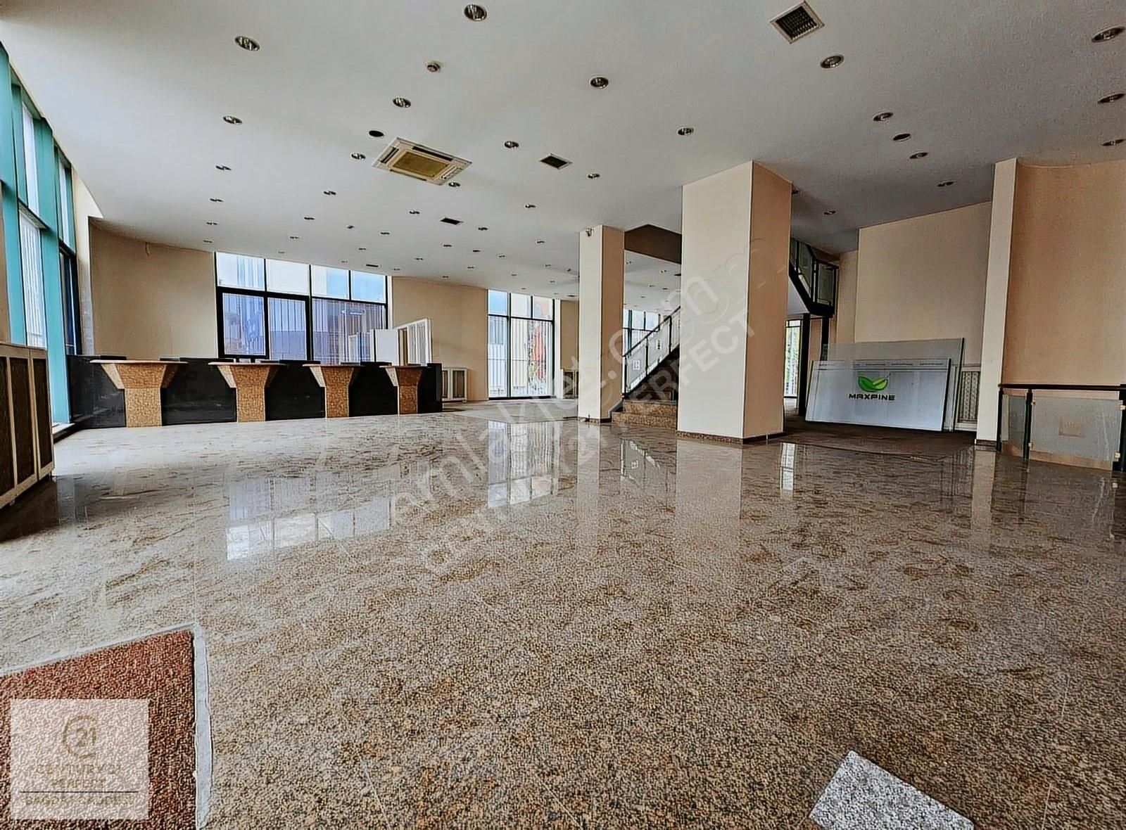 Yeni Sahra Metro Çıkışı Golden Plaza Da Kiralık Dükkan - Mağaza