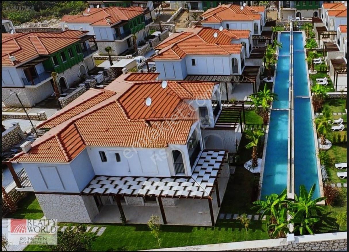 Havuzlu Sitede Geniş Bahçeli Özel Konsept 3+1 Villalar