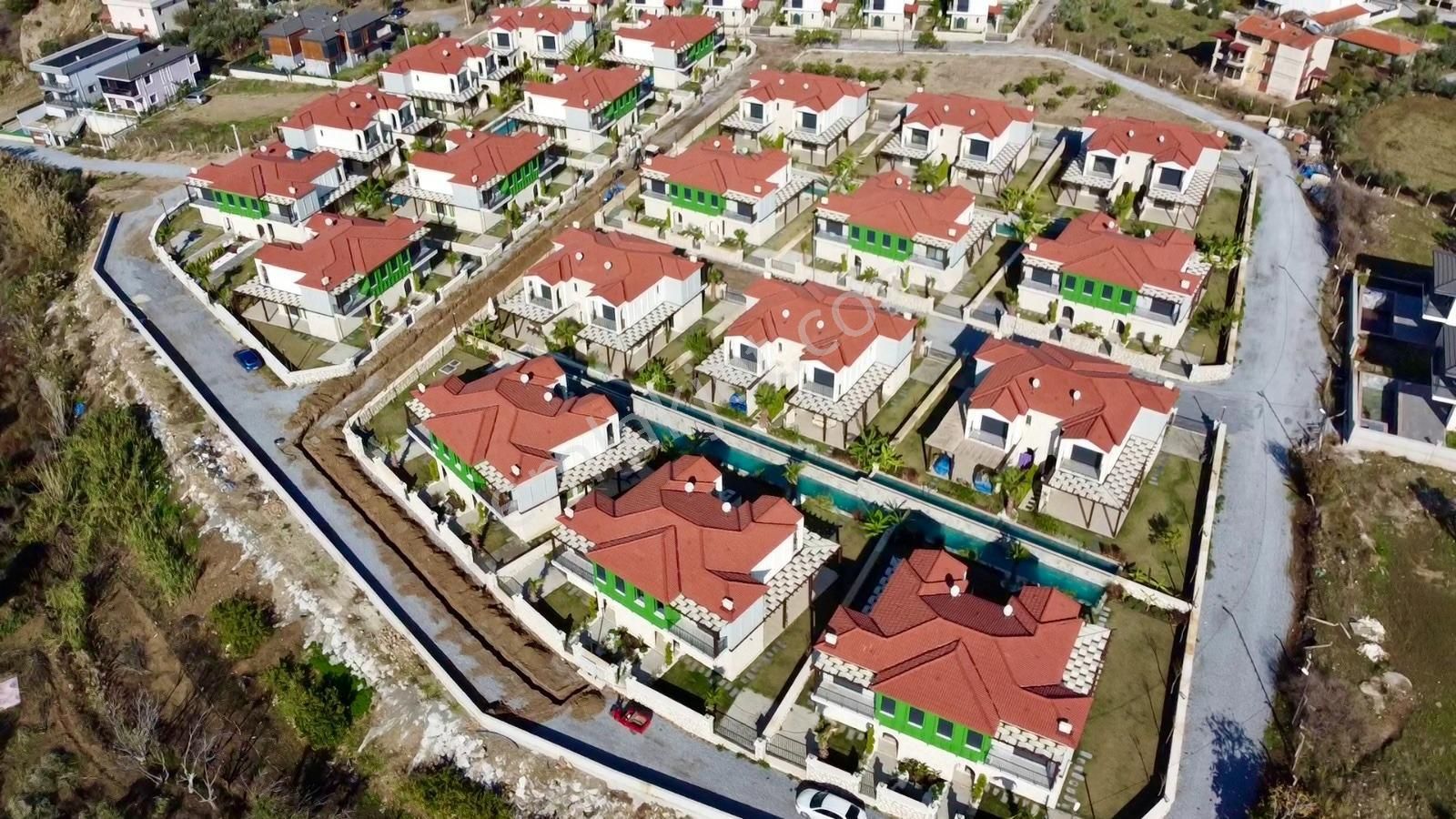 Havuzlu Sitede Geniş Bahçeli Özel Konsept 3+1 Villalar
