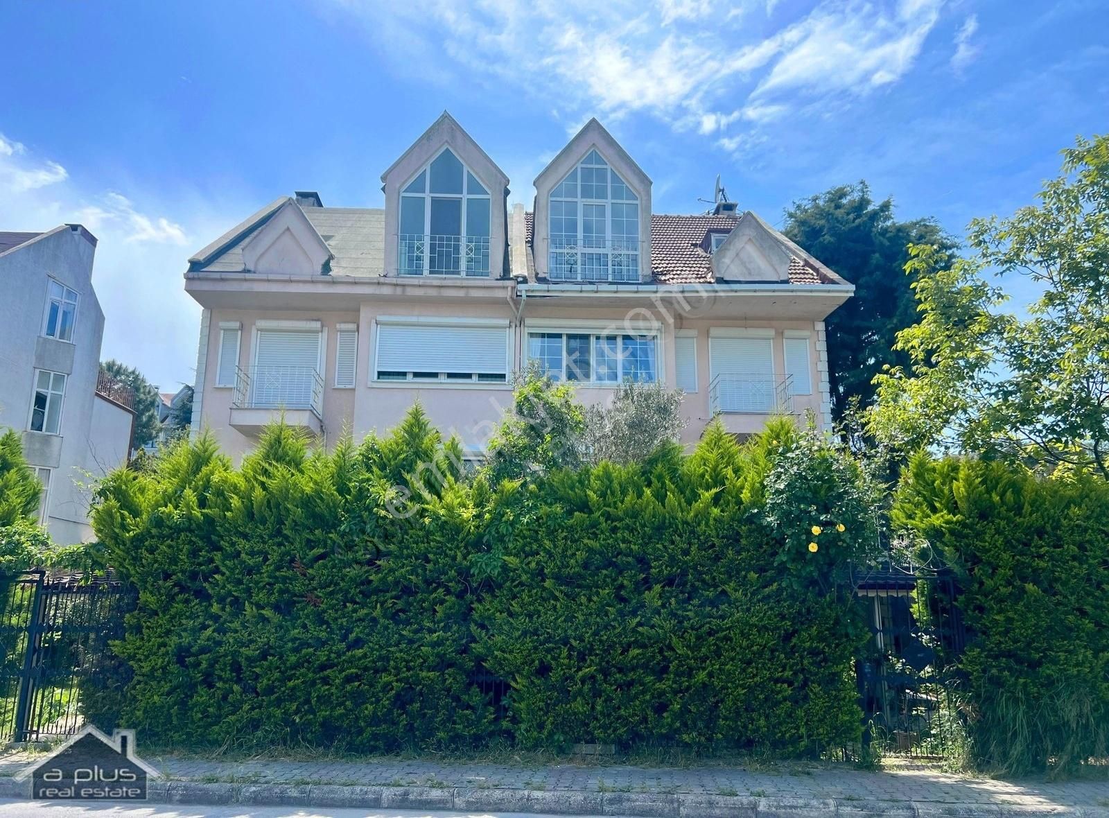 Bahçeşehir Manzaralı, Havuzlu, Güvenlikli Sitede Satılık Villa