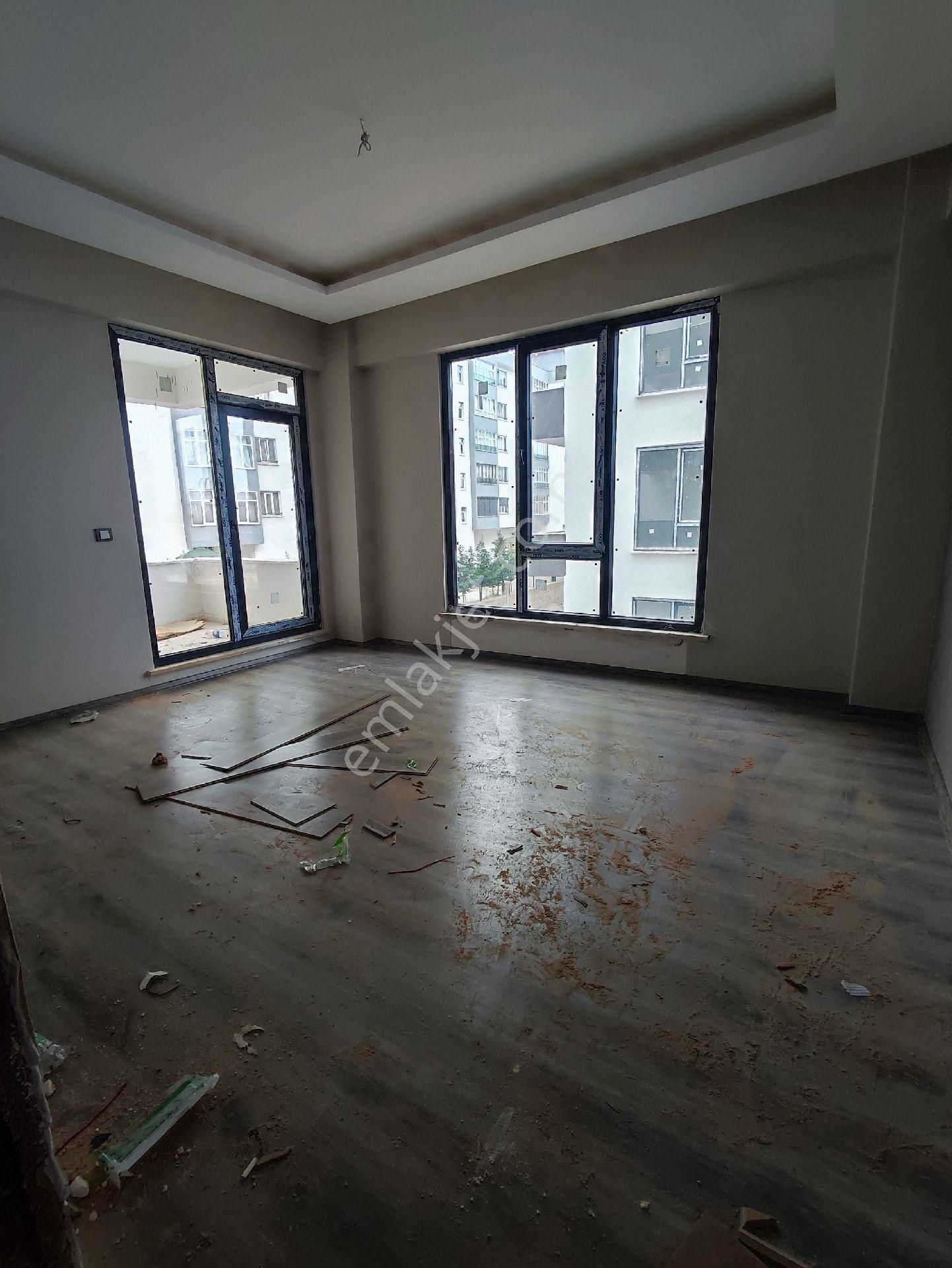 Emirgazi Mahallesinde 3+1 Site İçi Satılık Daire