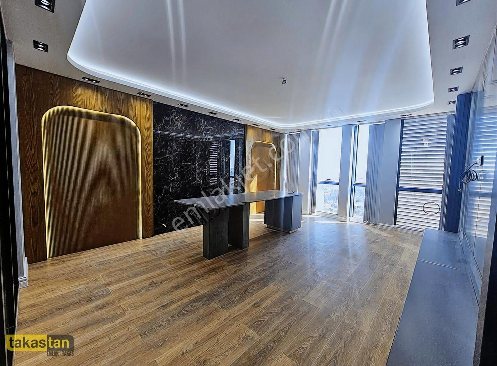 Okan Towers'da 21. Katta Şehir Manzaralı Lüks 2+1 Satılık Ofis