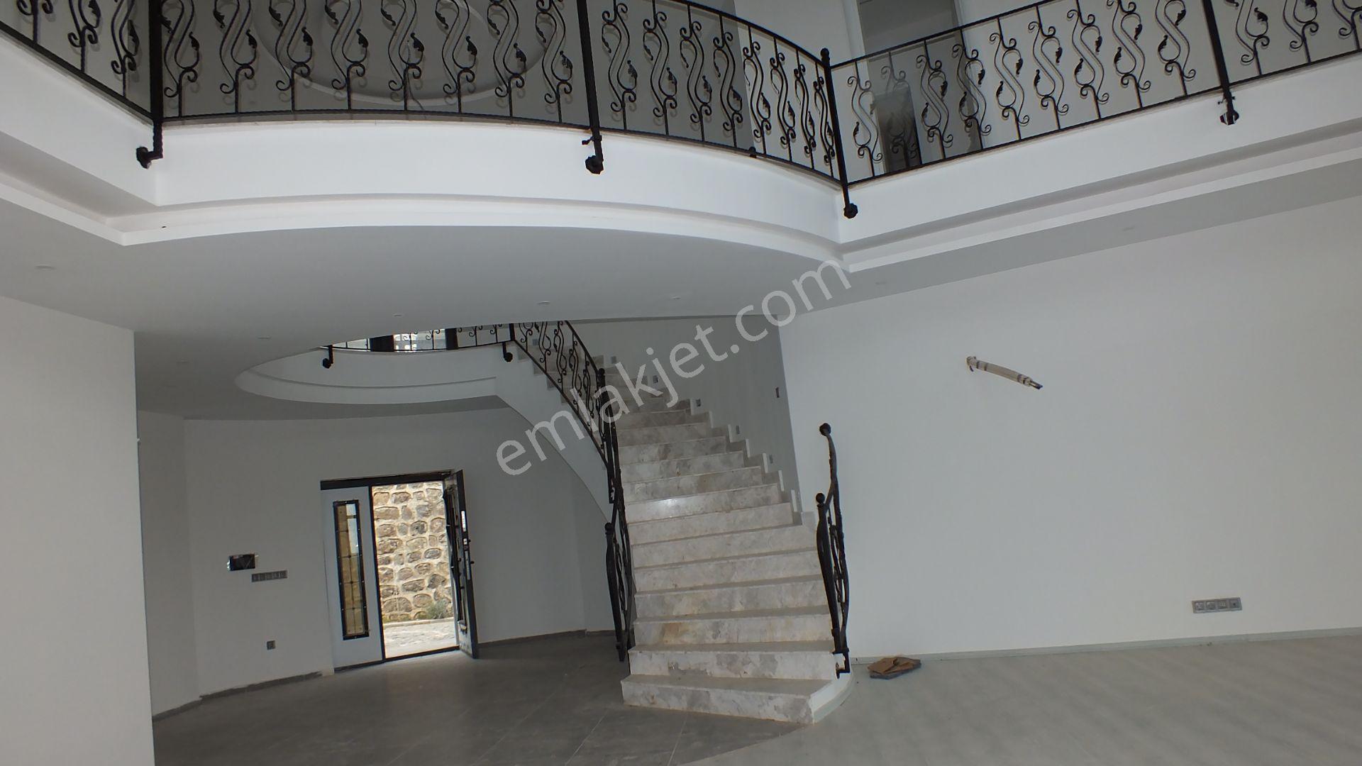 Yalıncakta Satılık 7+1 Sıfır Tripleks Villa - Görsel 23
