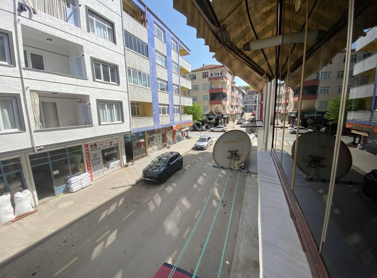 Karasu Merkezde 1+1 Ön Cephe Kombi Petek Cam Balkonlu