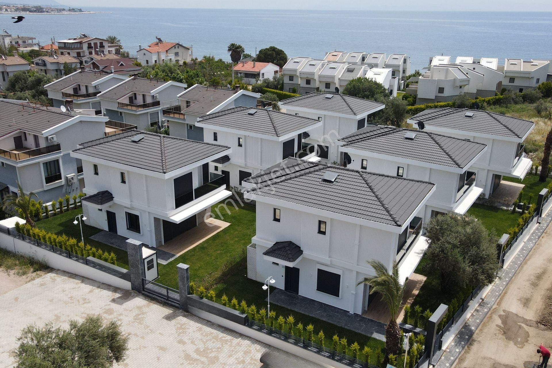 Altınoluk Sahilinde Deniz Manzaralı Villamız Sizleri Bekliyor