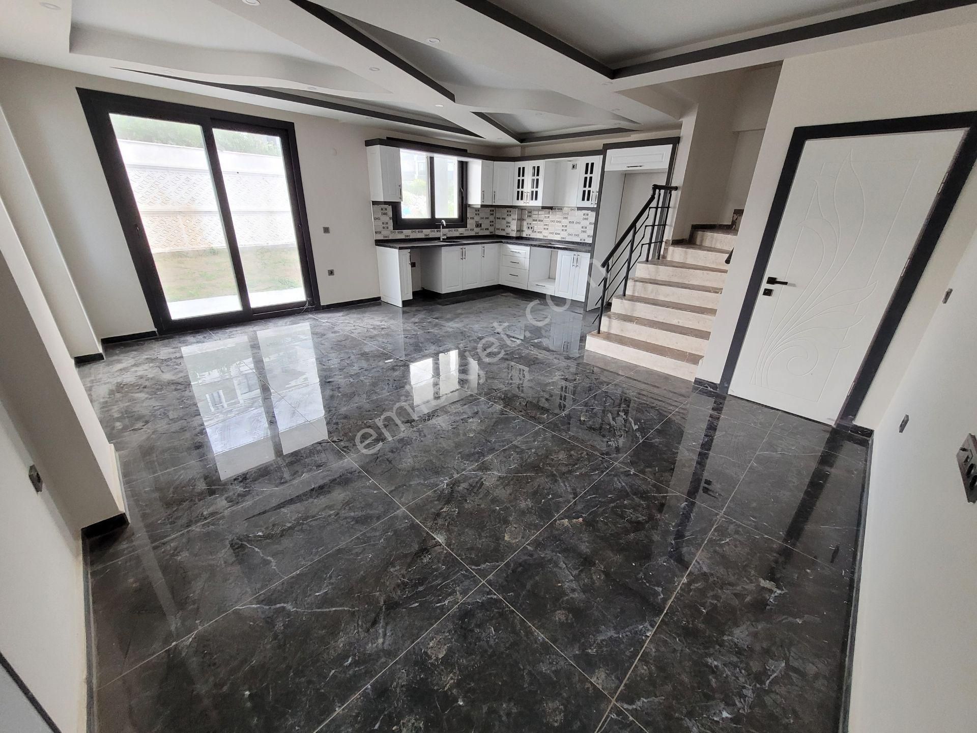 Didimde Çok Geniş Bahçe Ve İç Kullanım Alanı Olan 4+1 Villa