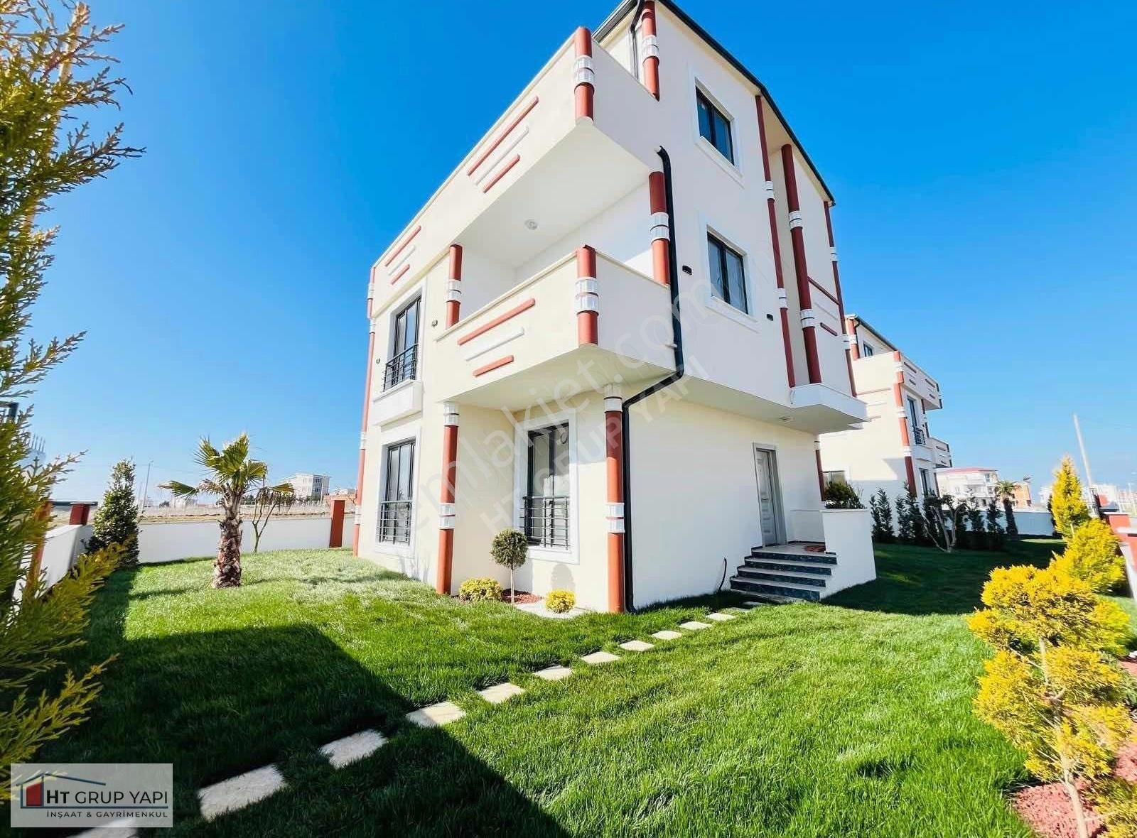 Ht Grup Yapı - 300m2 Köşe Arsa - Ayrı Mutfak - 5+1 Villa