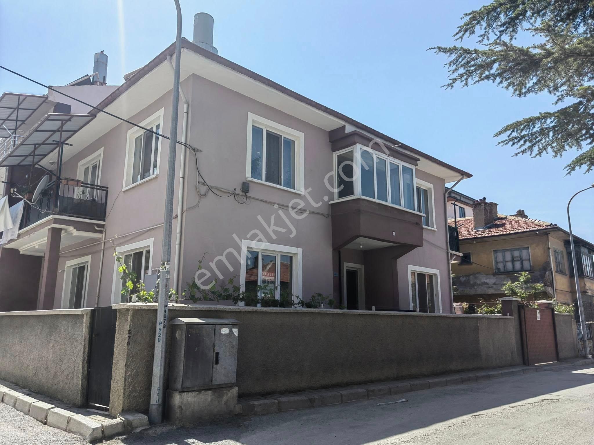 Nasreddin Emlaktan Nasreddin Okulu Altı Kiralık Sobalı Daire