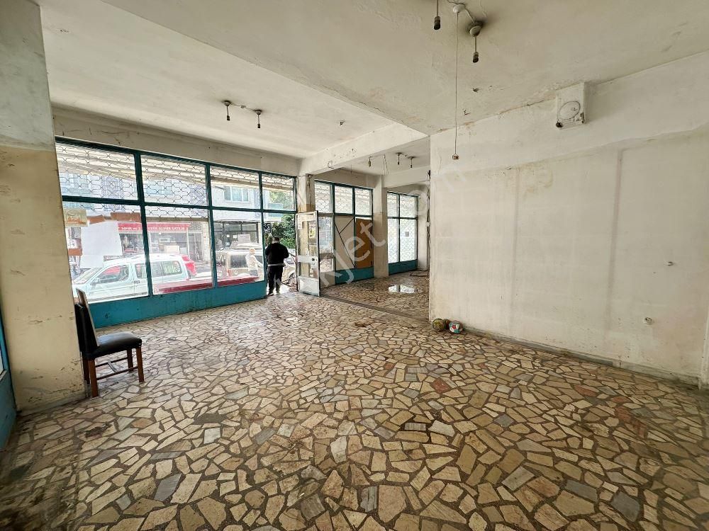Yenibosna Cuma Pazarı Yakını 80m2 Kiralık Dükkan