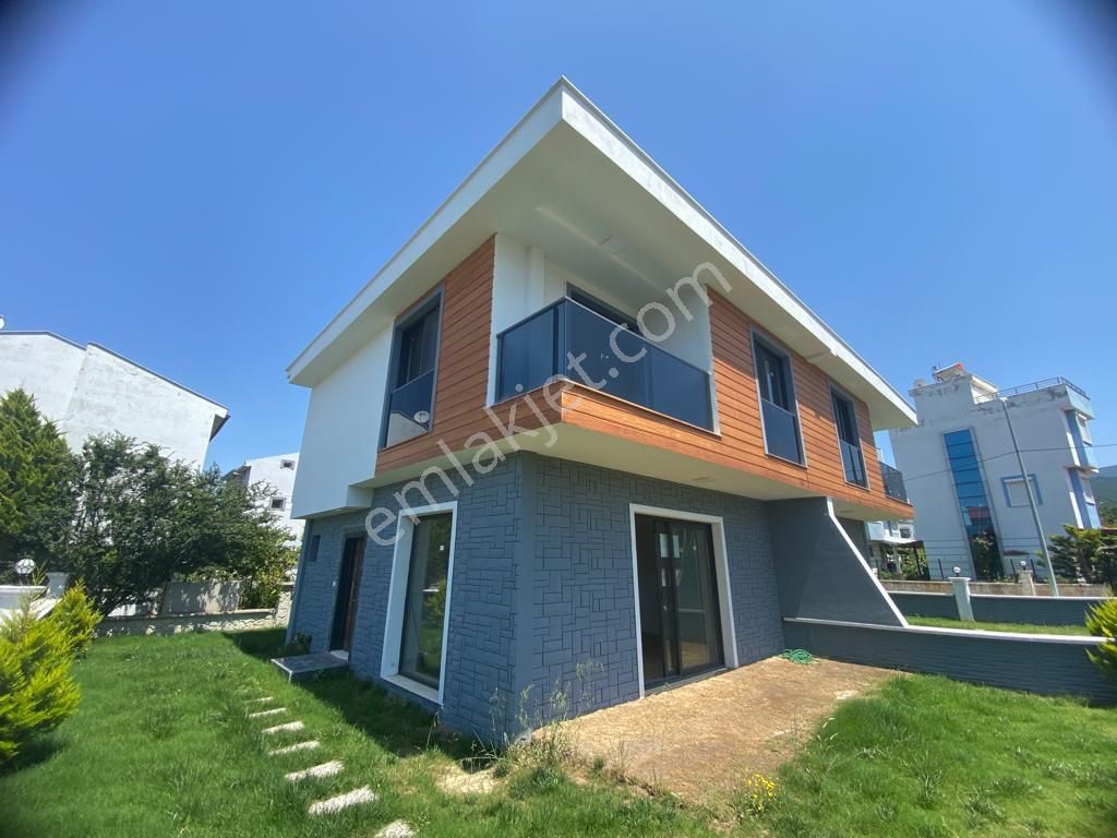 Kuşadası Davıtlar Merkez’de Tam Müstakil Yeni Dubleks 3+1 Odalı Villa