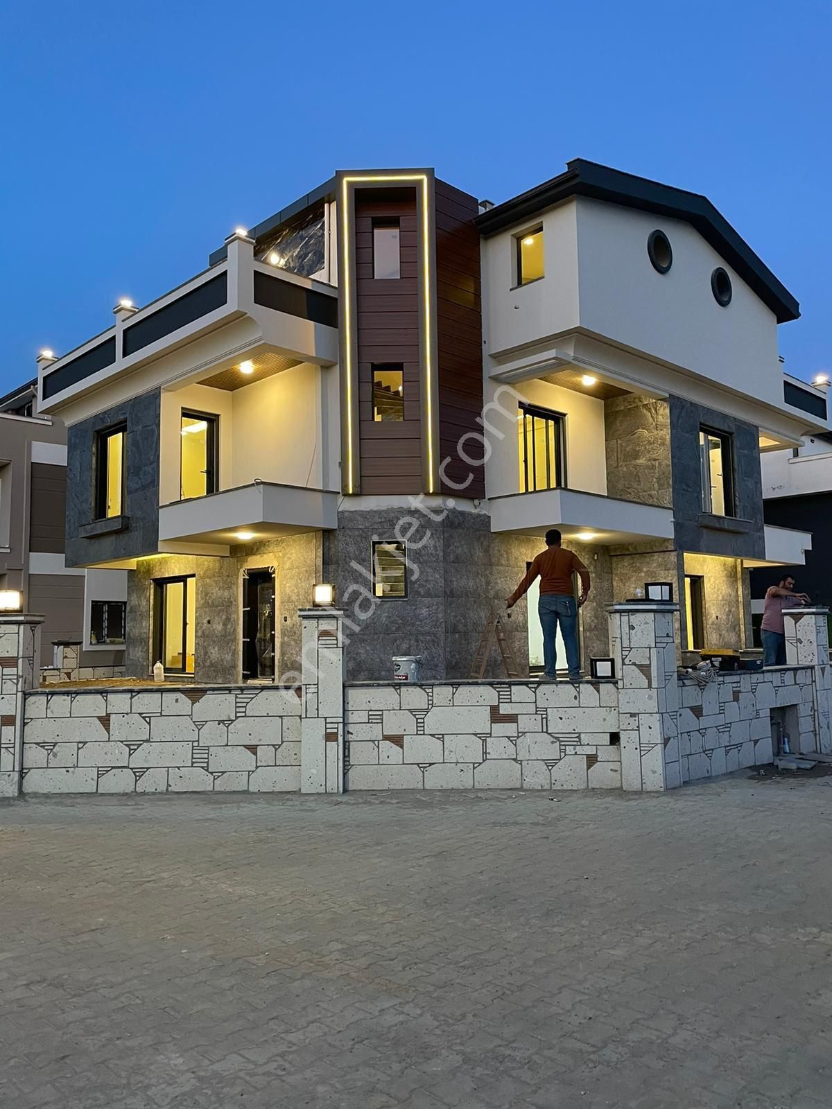 Menderes Mithatpaşa Önü Açık Lüks Villa