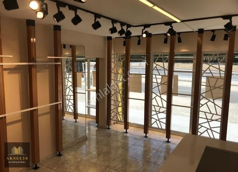 Ildem'de Ana Cad.üzeri Kavşak'ta Süper Konumlu Satılık Dükkan
