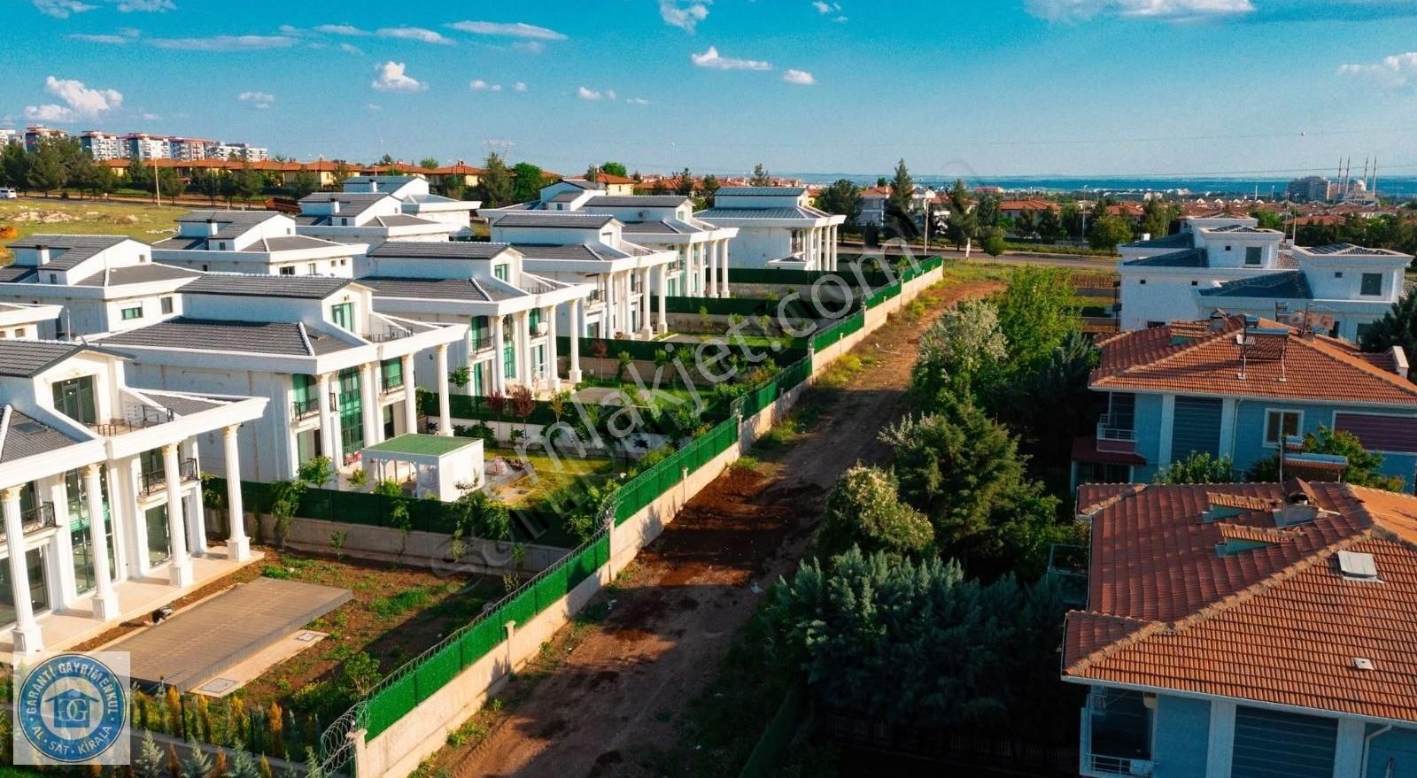 Silvan Yolunda 6+1 Tripleks Havuzlu Villa