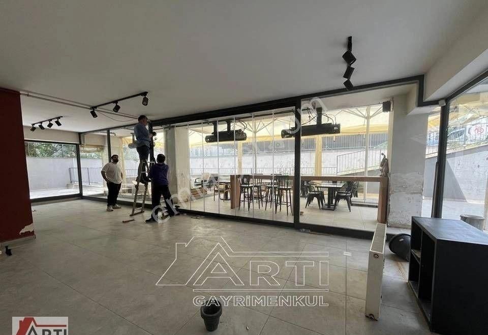 Acıbadem Caddesinde En İşlek Lokasyonda 60 M2 Genç Dükkan