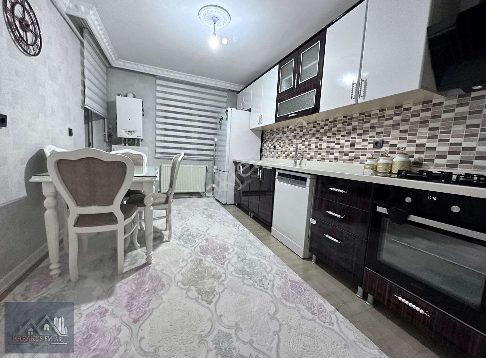 Karakuş'tan █ Merkezde Lüks Sitede, Çift Banyolu 6.kat 145m² 3+1