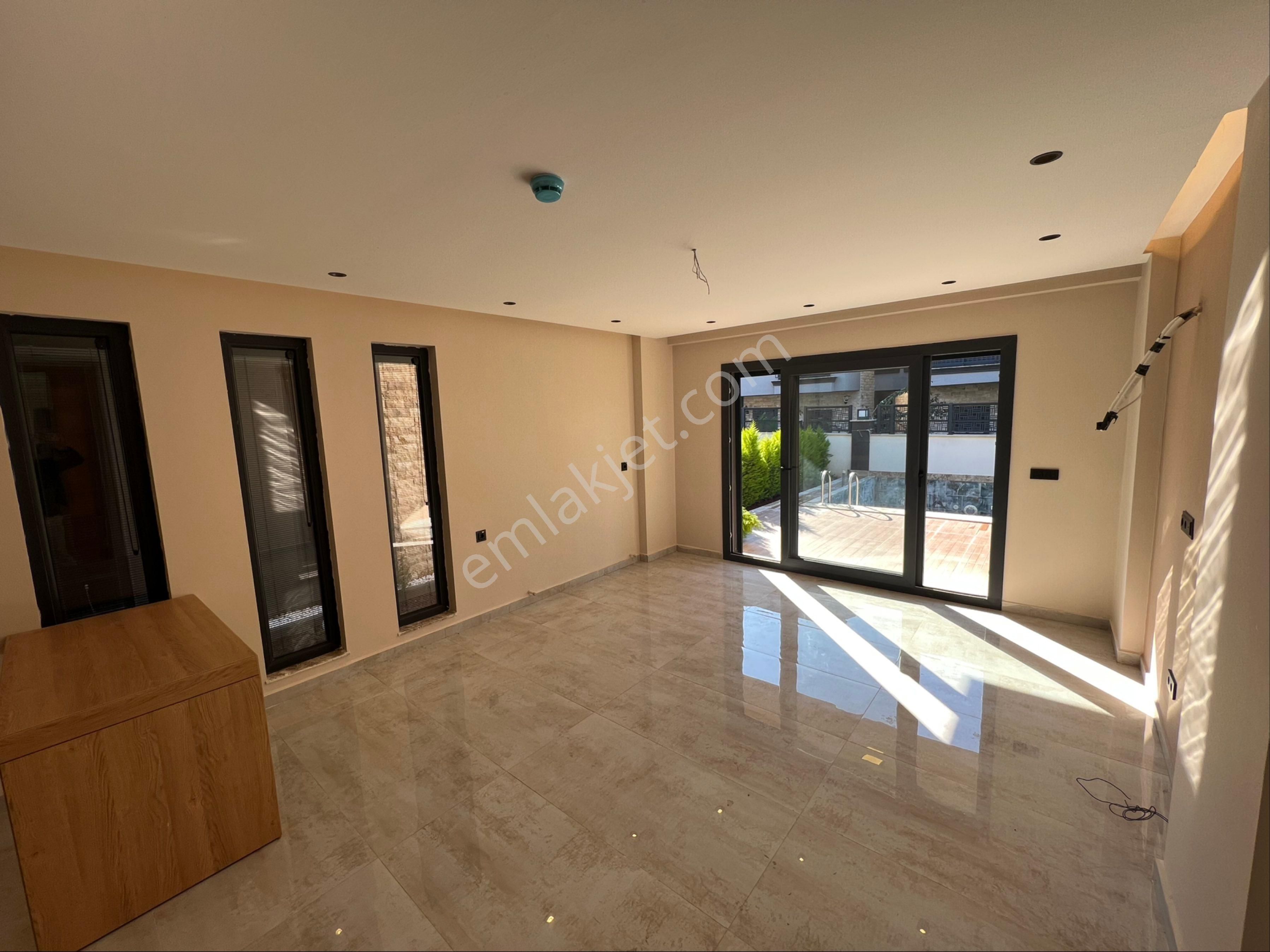 Aydın Kuşadası Güzelçamlı’da Satılık 3+1 Yazlık Villa