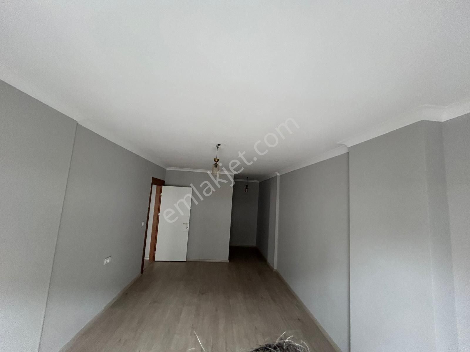 Yükselden Kadıköyün Üst Caddesinde Ebeveyn Banyolu3+1geniş Daire