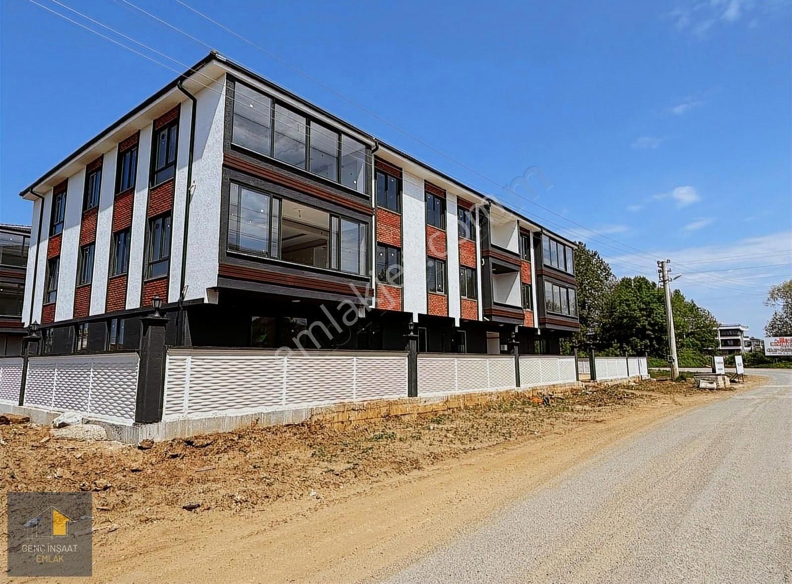 Karasuda Havuzlu Site İçerisinde Yarı Peşin 15 Ay Vade 2+1 Daire