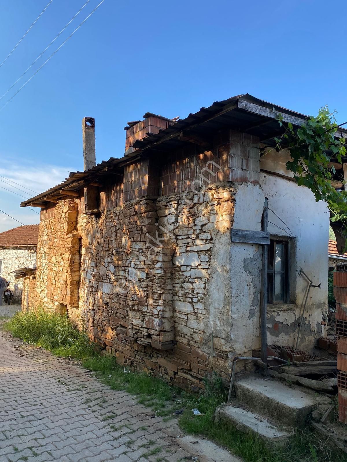 Antika Gayrimenkul'den Ödemiş Kerpiçlik Mah.satılık Müstakil Ev