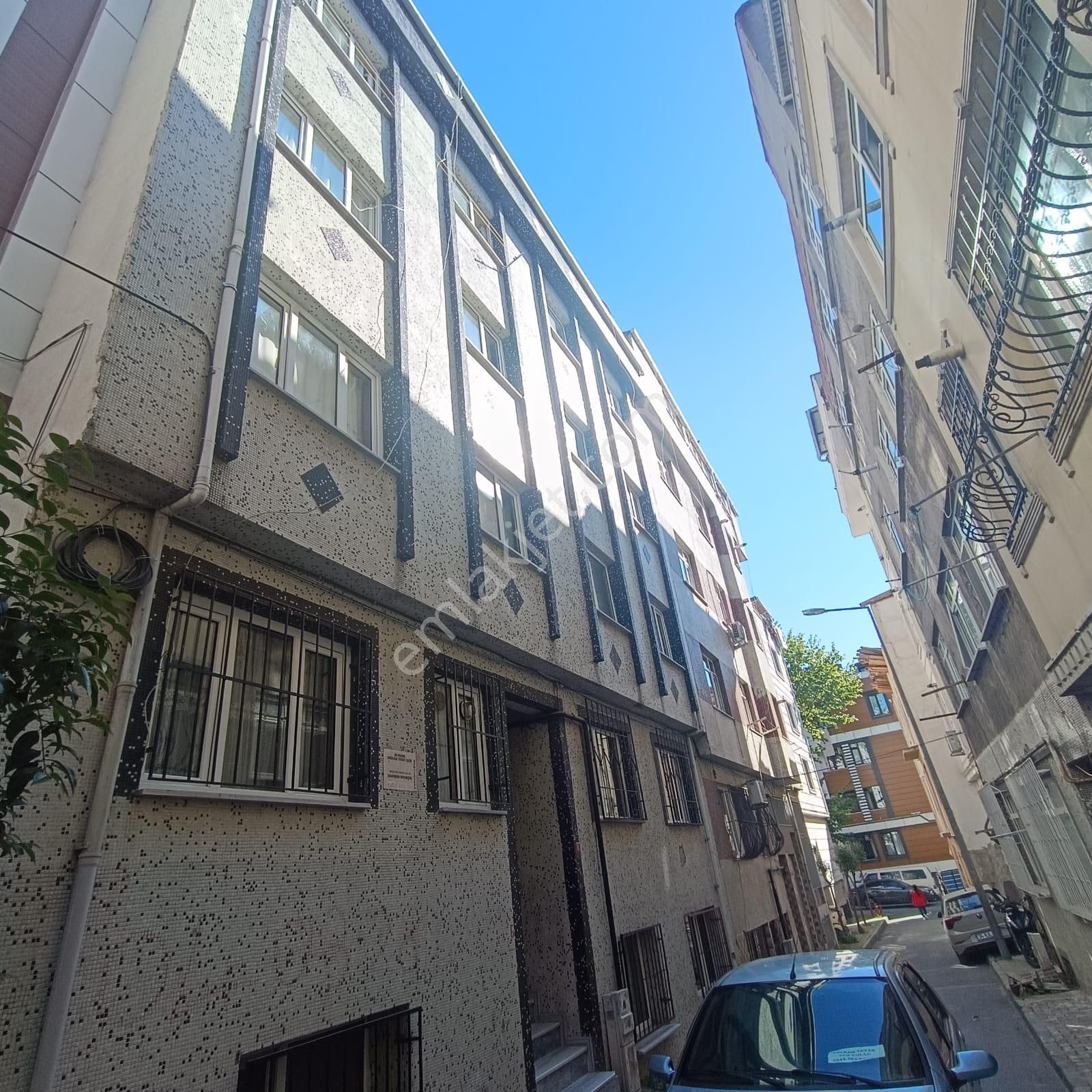 Bayrampaşa Muratpaşa 2+1 Ara Kat Kombi Petek Parke 80 M2 Balkon Yok Videosu Yüklüdür İzleyiniz