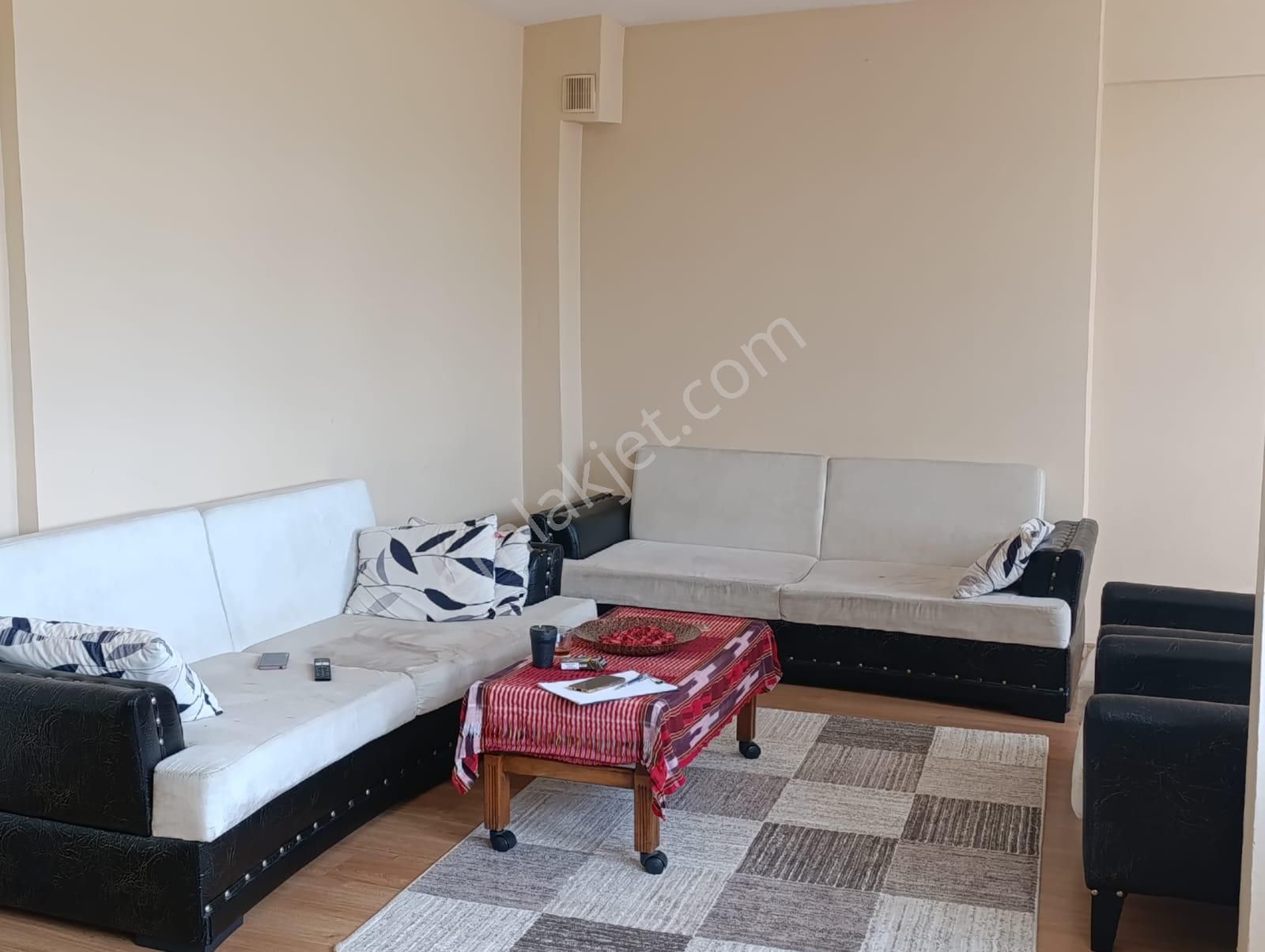 E 5 Üzerinde İş Yeri Olmaya Ve Oturuma Uygun Satılık 3+1 Daire