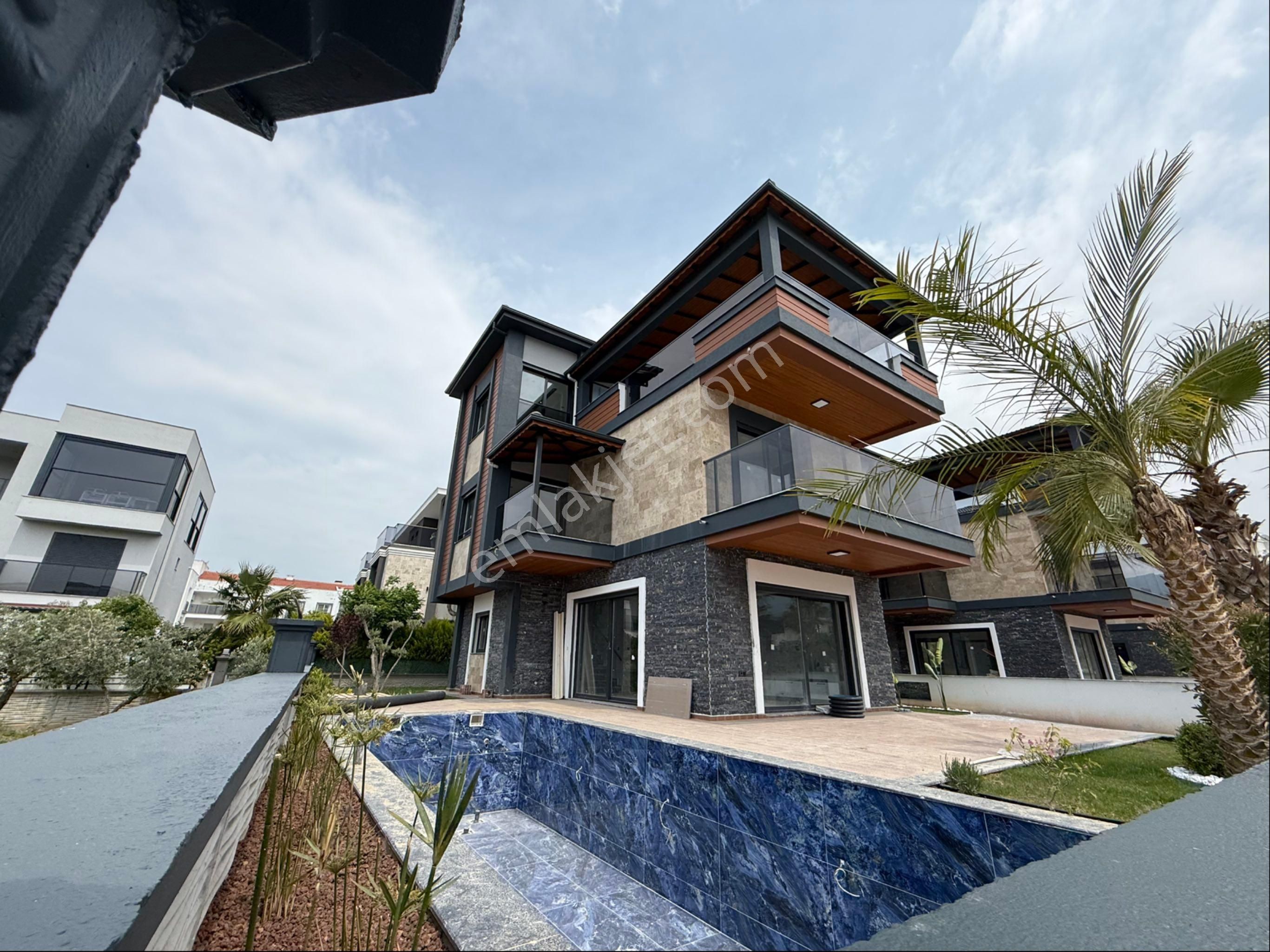 Kuşadası Davutlarda Satılık 6+1 Villa