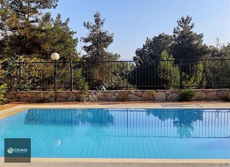 Kuşadası Soğucak'ta 500 M2 Arsa İçinde 5+2 Satılık Villa