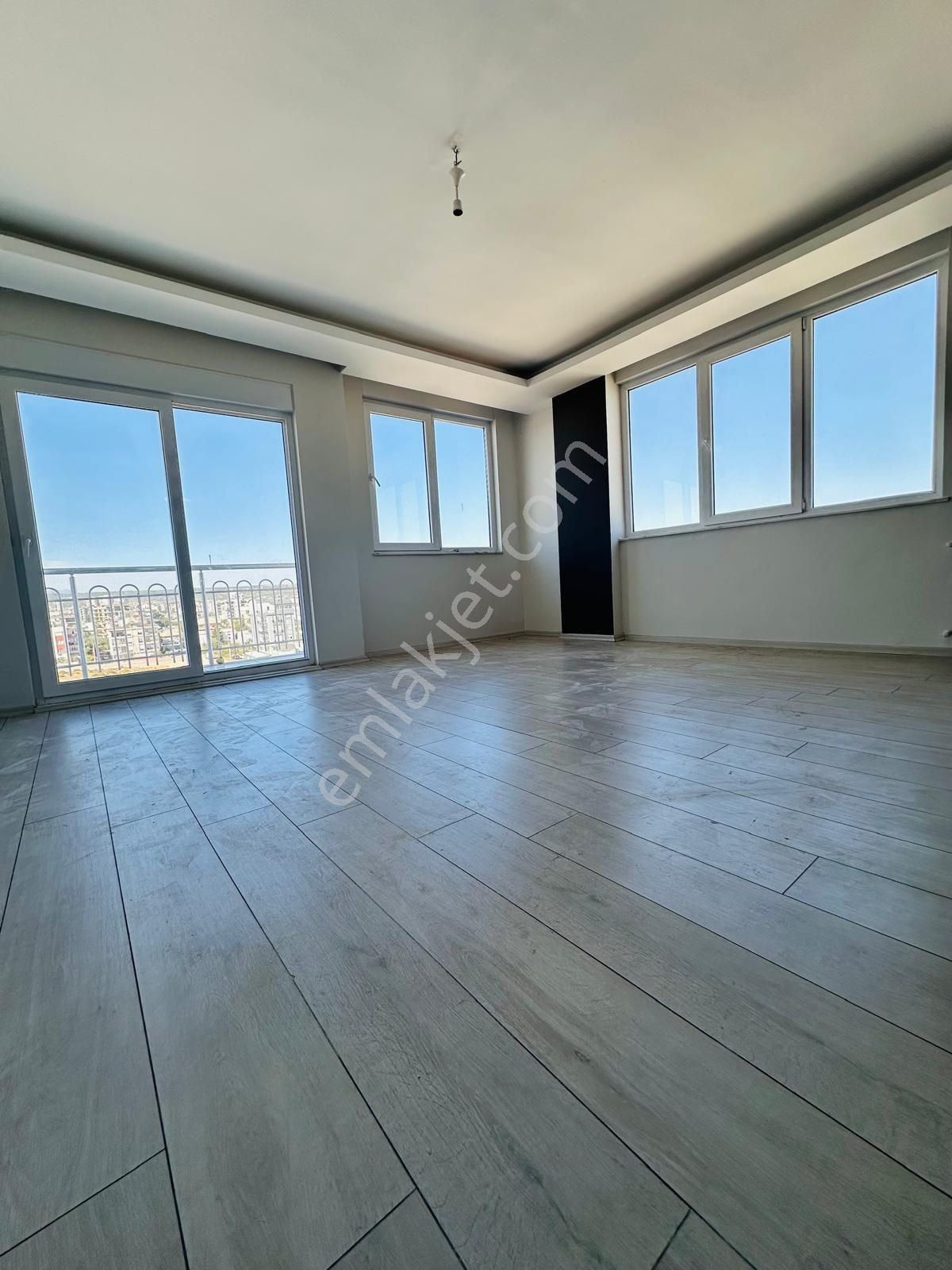 Havuzlu Site İçinde Köşe Başı Tramvay Önünde Geniş Asansörlü Dublex Daire