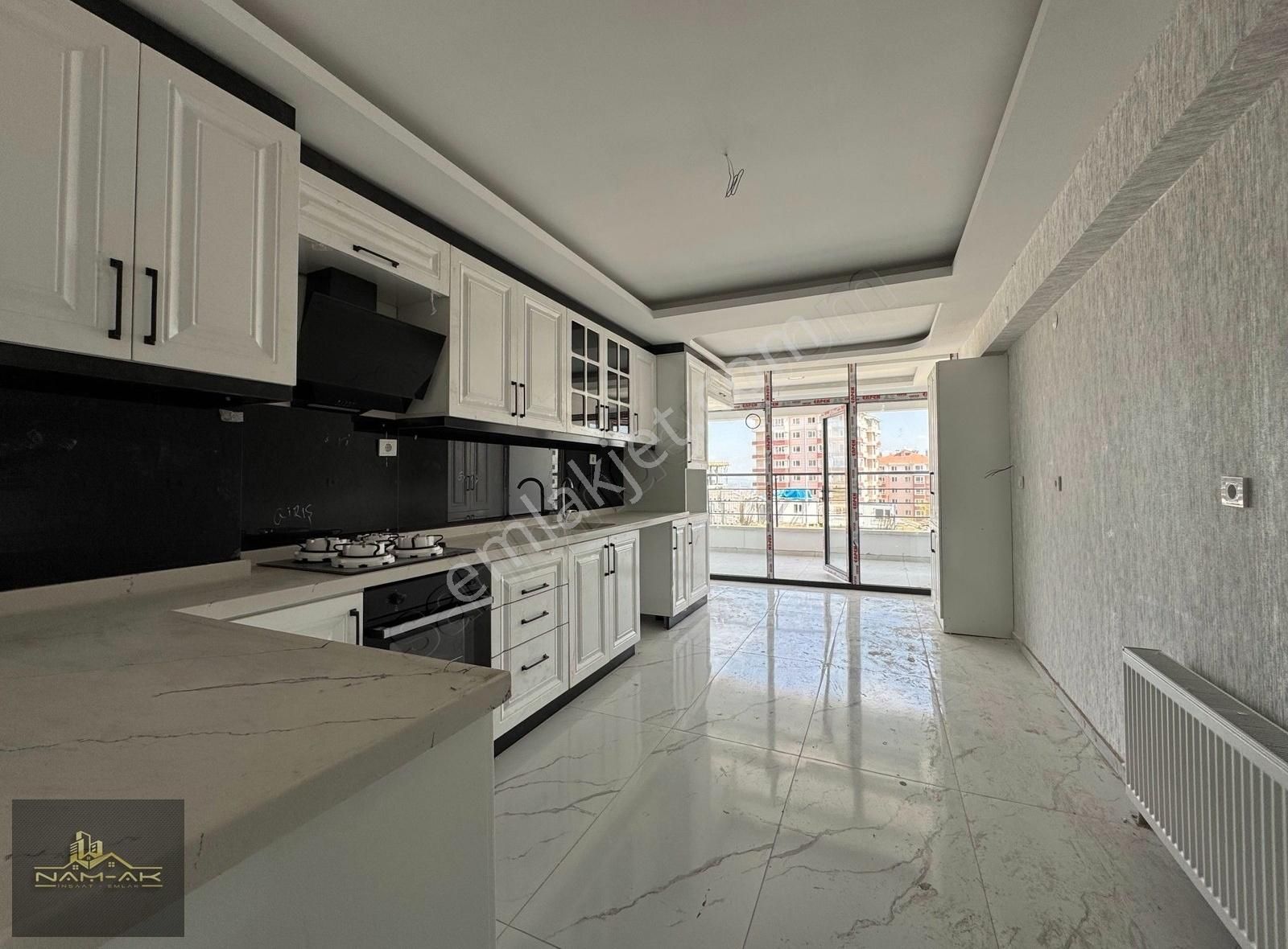 Nam-ak Emlak'tan Cadde Cepheli Site'de Sıfır Giy. Odalı 4+1daire