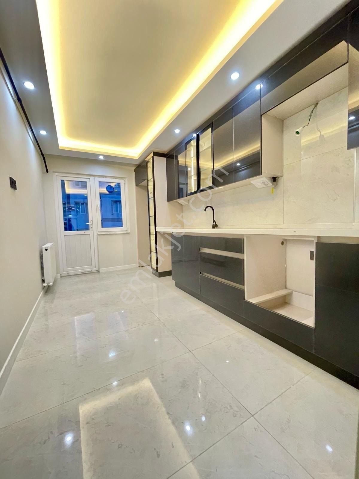 Manisa / Şehzadeler / Peker Mah. 135 M2 Full Lux Arakat 3+1 Kapalı Mutfak Satılık