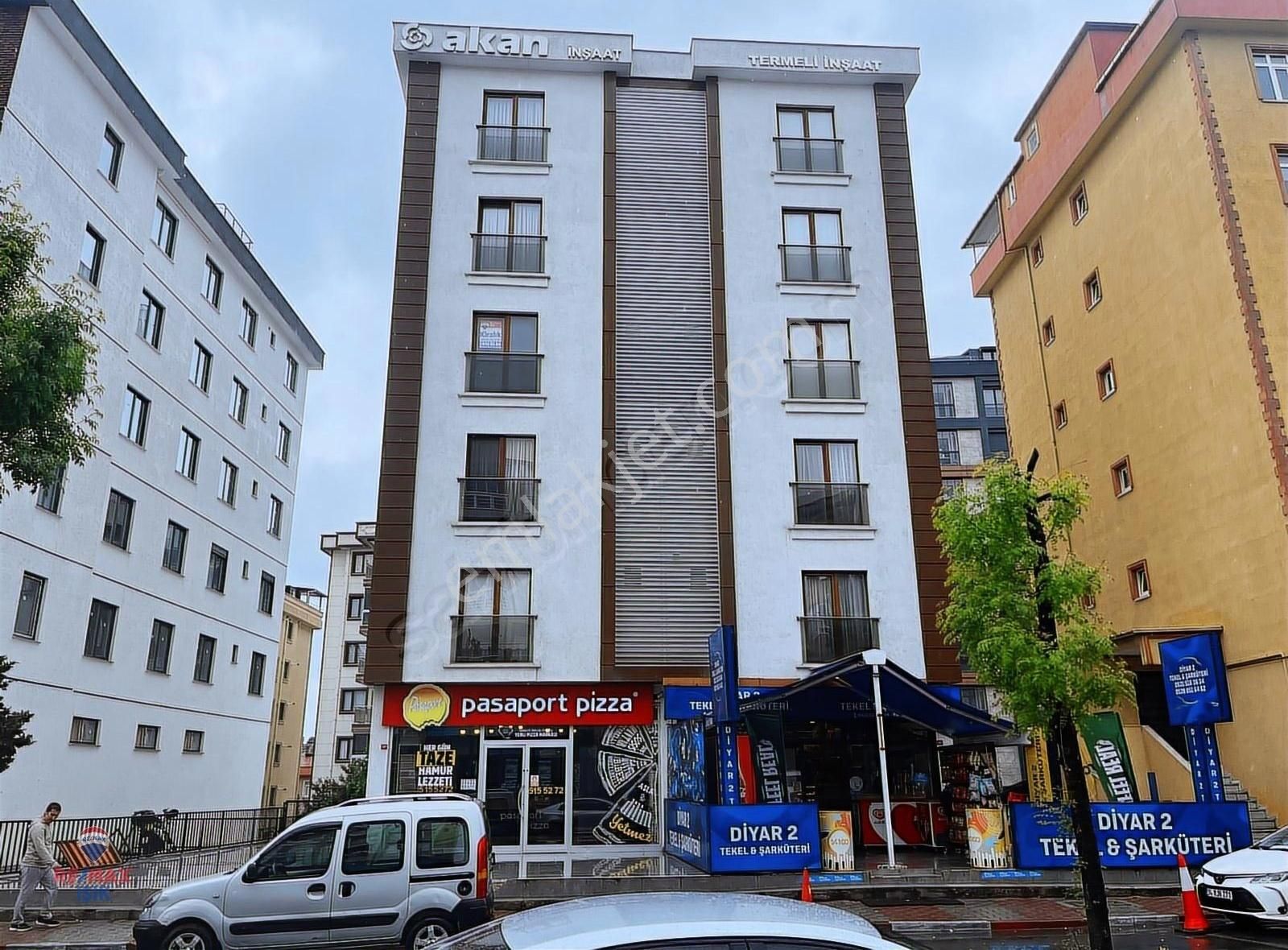Kartal 'da; Ebeveyn Banyolu,ara Kat ,güney Cephe, Kiralık 3+1