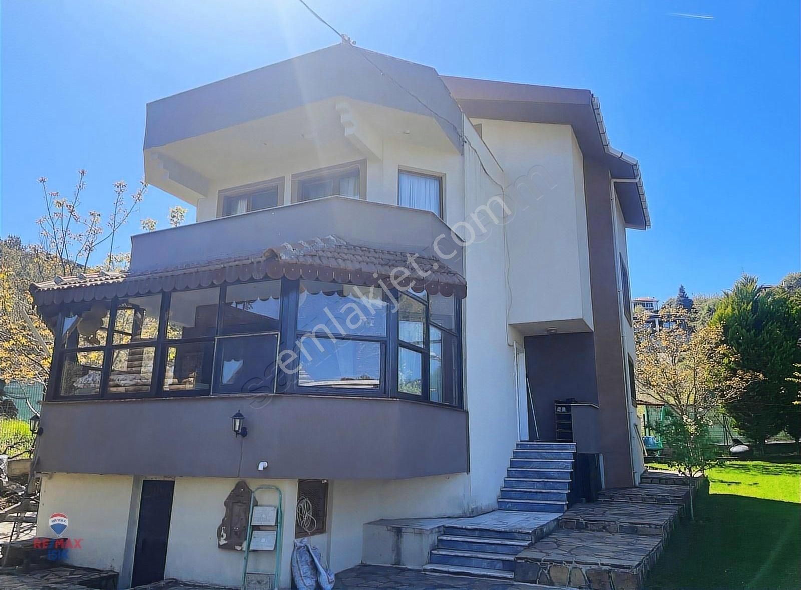 Kabakoz'da Sahile 200 M ,doğayla İç İçe,3 Katlı Villa