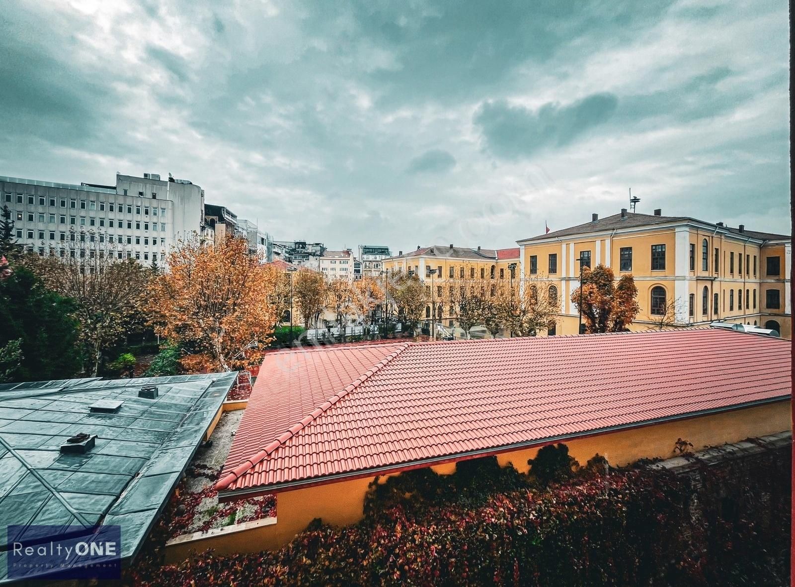 R-one Beyoğlu Yenilenmiş Tarihi Binada Eşyalı Kiralık Daire-eng