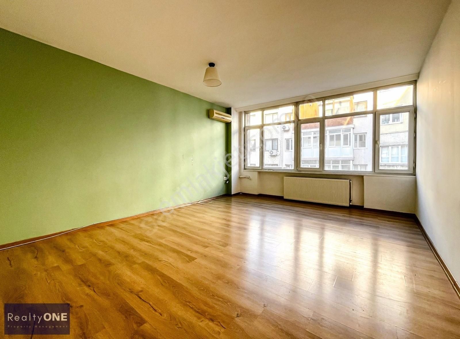 R-one Beyoğlu Cihangir Geniş Ve Ferah Balkonlu 3+1 Satılık Daire