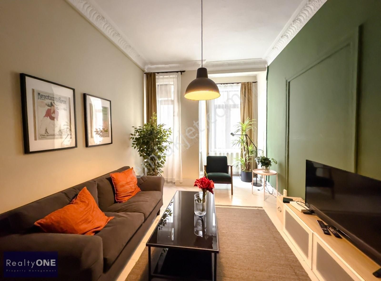 R-one Beyoğlu Kuloğlu Tarihi Binada Eşyalı 3+1 Kiralık Daire