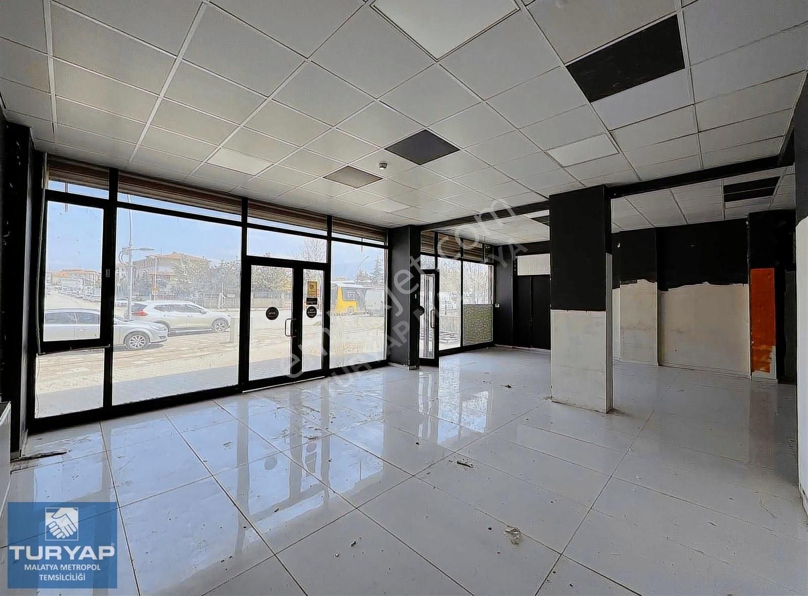 Turyap Metropol'den Turgut Temelli Caddesin'de Kiralık Dükkan
